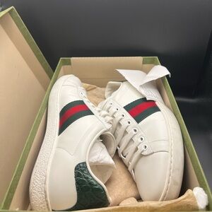 Gucci Men's Sneakers in White with Green and Red Stripes
